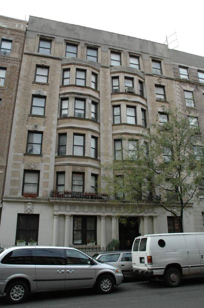 Showing by appointment ! Spacious and Airy 3 bedrooms, 1 bath apartment located on the 5th floor of a well kept HDFC elevator building, separate windowed kitchen, formal dining room, ...