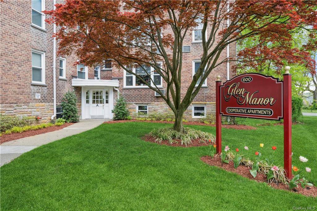 An ideal location for this top floor one bedroom at Glen Manor Cooperative.