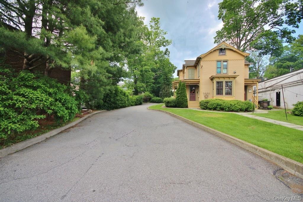 View of front facade with a front yard and driveway