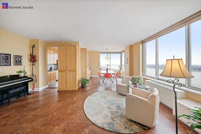 This stunning home on the coveted SW and SE corners has breathtaking views of the Hudson River, the Manhattan skyline and Central Park !