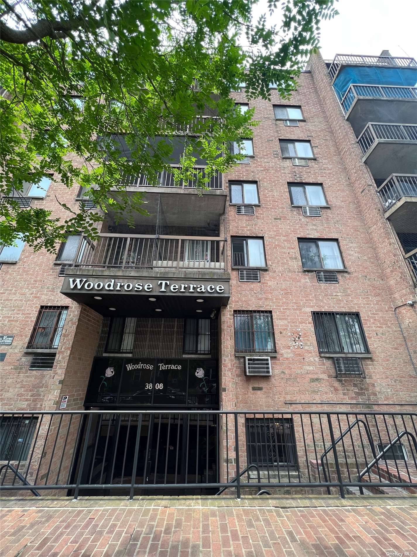 Large 1100. sqft condominium nearby downtown flushing12 minutes to the 7 subway 7 minutes to lirr murray hill station.