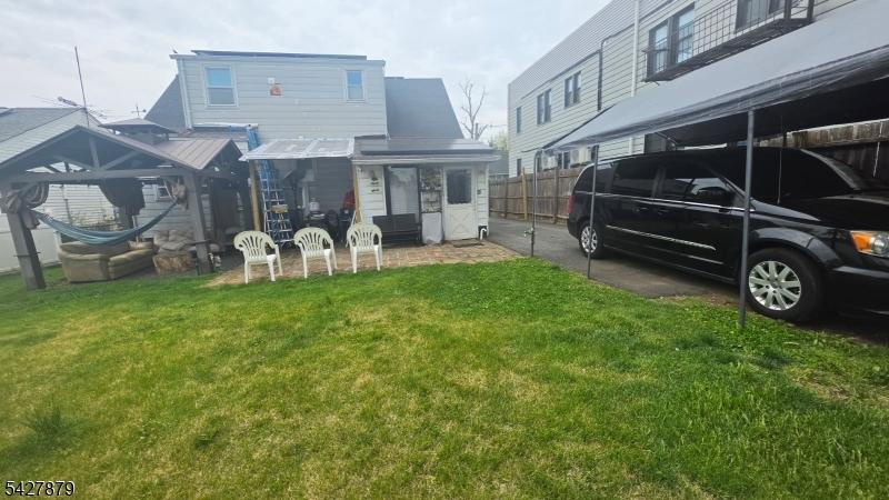 Enjoy your spaciious yard!
