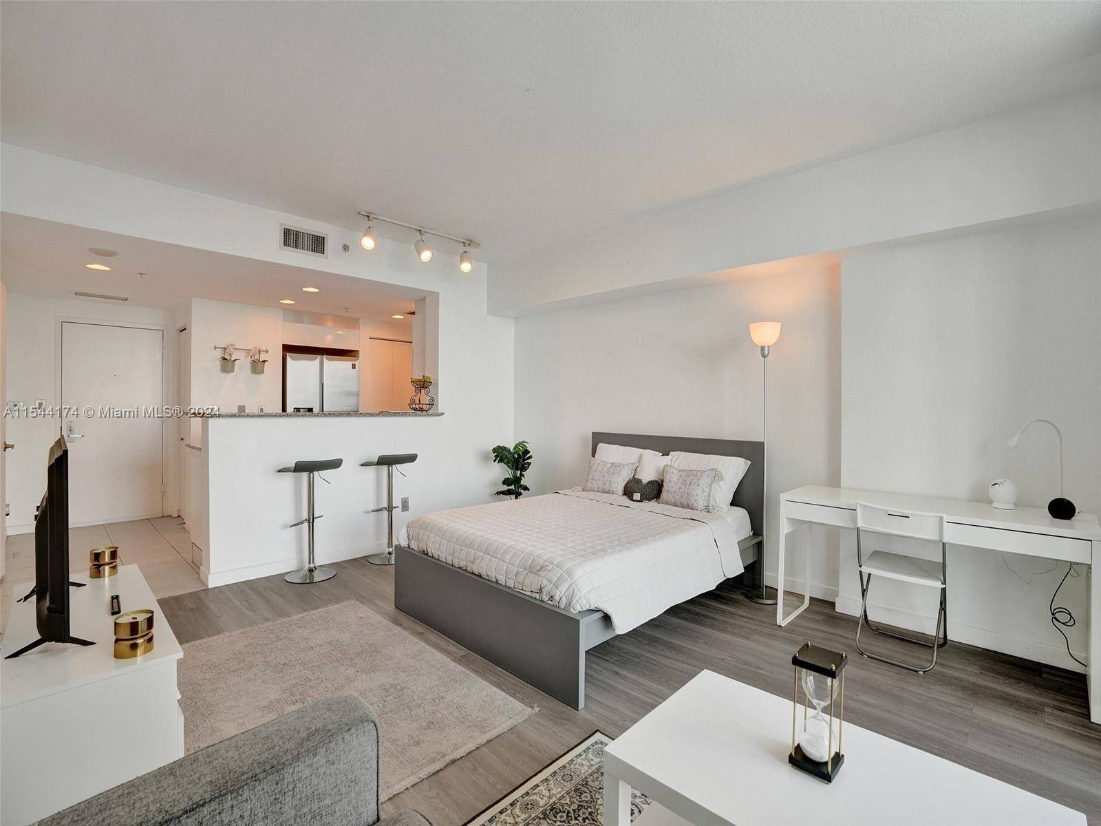 Experience the epitome of urban luxury living at this remodeled studio in the heart of Downtown Miami.