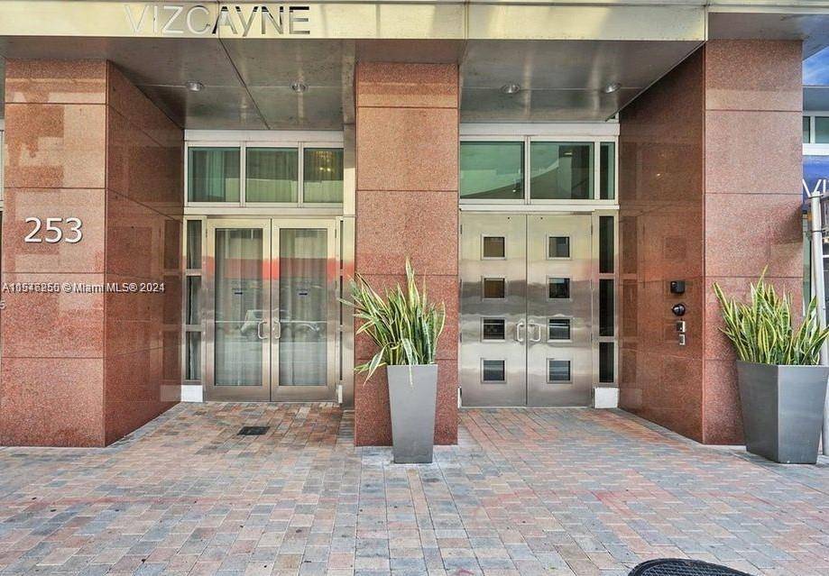 Beautiful and modern apartment in the heart of downtown with amazing views from the 47TH floor of the Biscayne Bay Downtown, just across from Bayside and Bayfront Park.