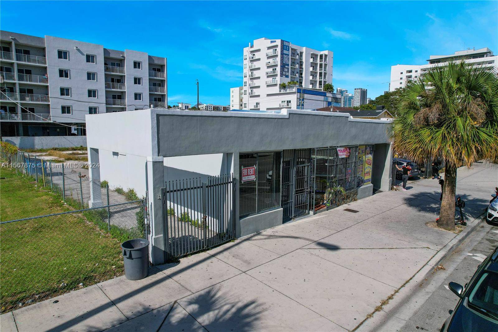 Presenting a prime leasing opportunity in a 3 unit retail property located on bustling W Flagler St.