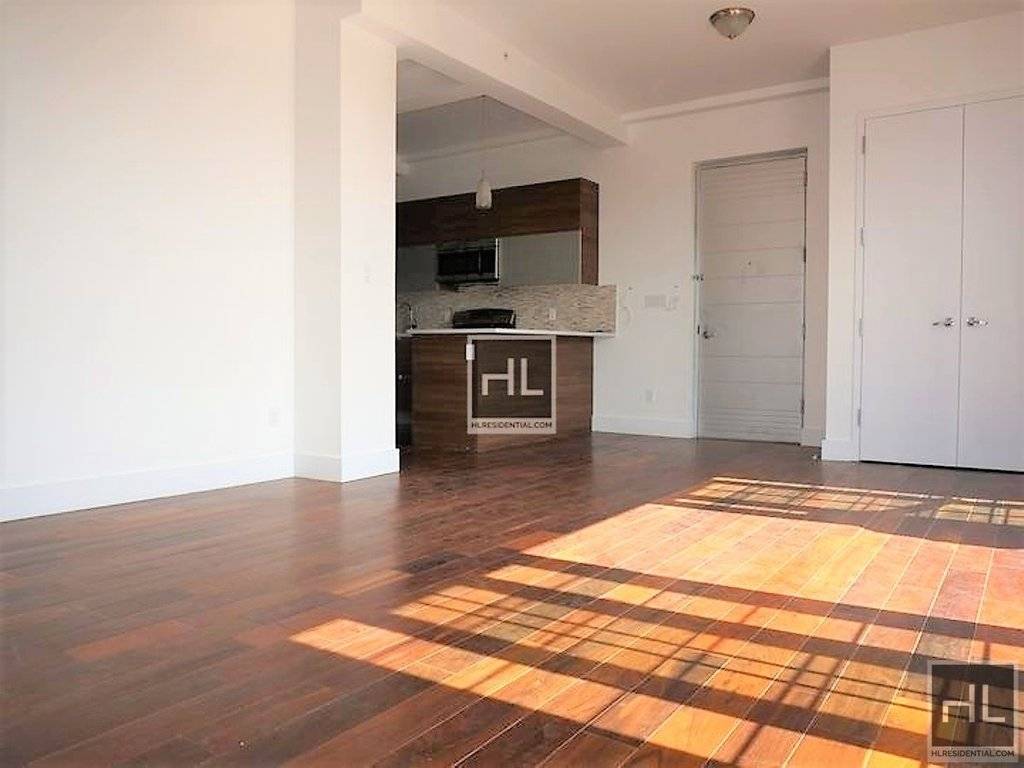 NO FEE APARTMENT Brownstone Living with sleek modern interior finishes in Hip Stuyvesant Heights.