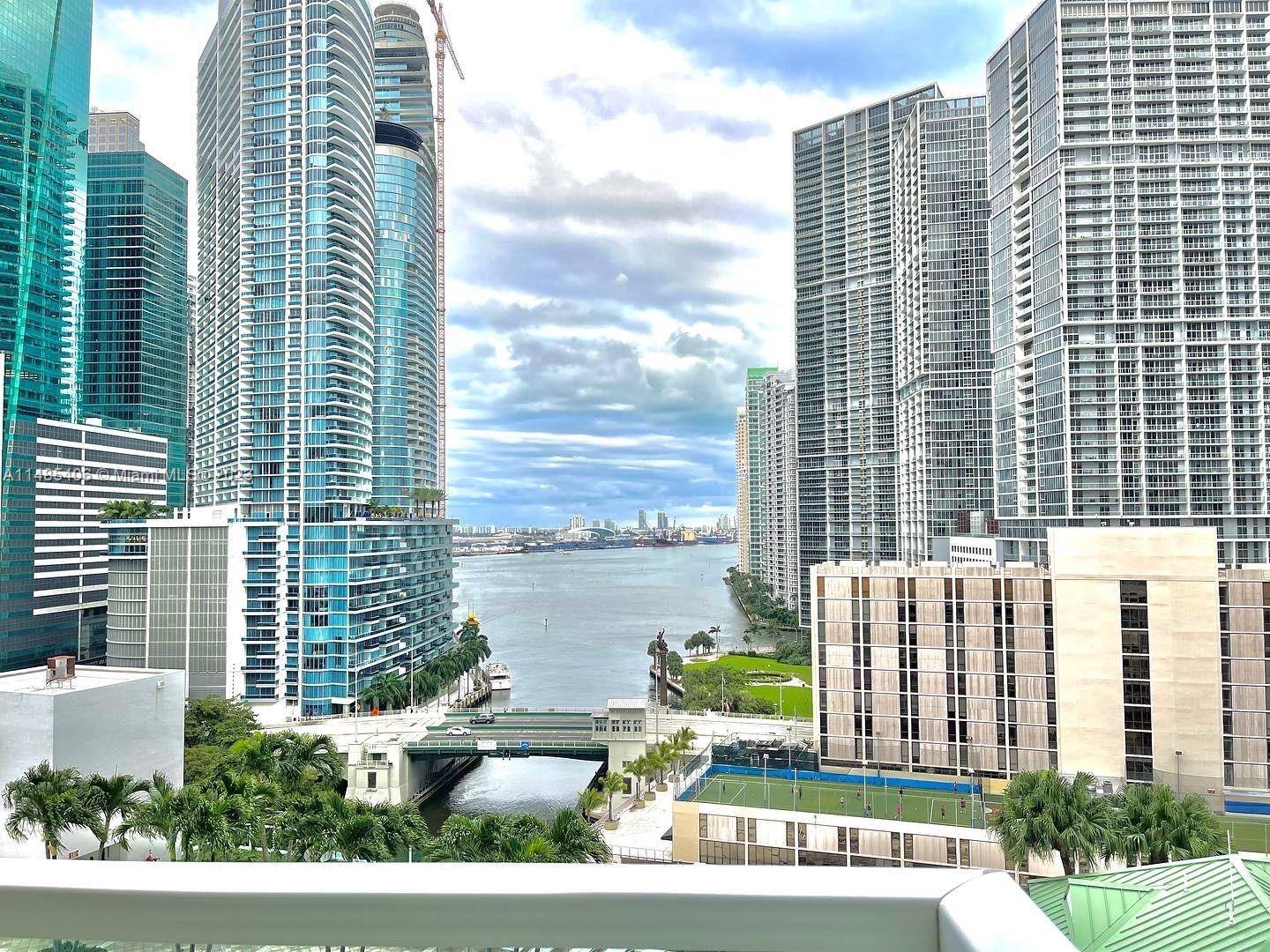 Stunning and spacious 2 Bedrooms 2 Bathrooms unit in the Heart of Brickell !