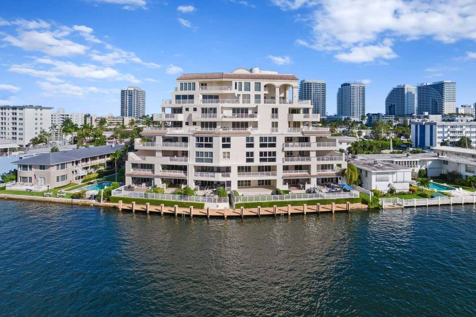 Fabulous renovated large unit in LaCascada The perfect location in Fort Lauderdale central beach !