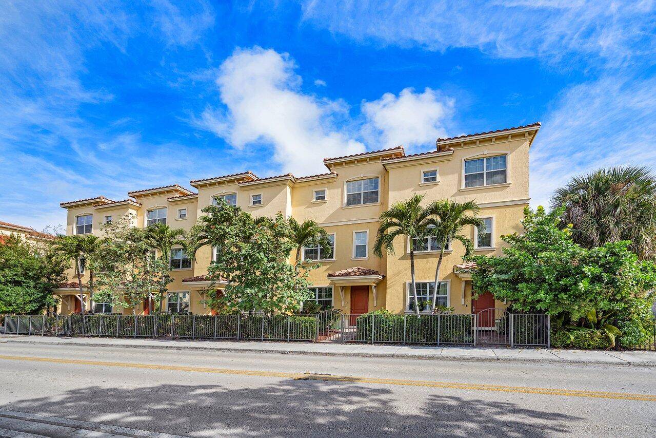 Welcome to your townhouse in the heart of Lake Worth Beach !