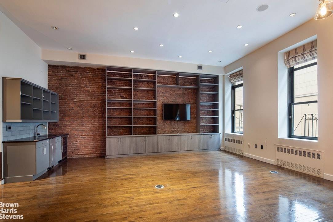 Off Broadway, On the MarkTHE APARTMENTFrom the elevator or one flight of the limestone and wrought iron stair, this 1875 sf condominium begins with a massive living room and kitchen ...