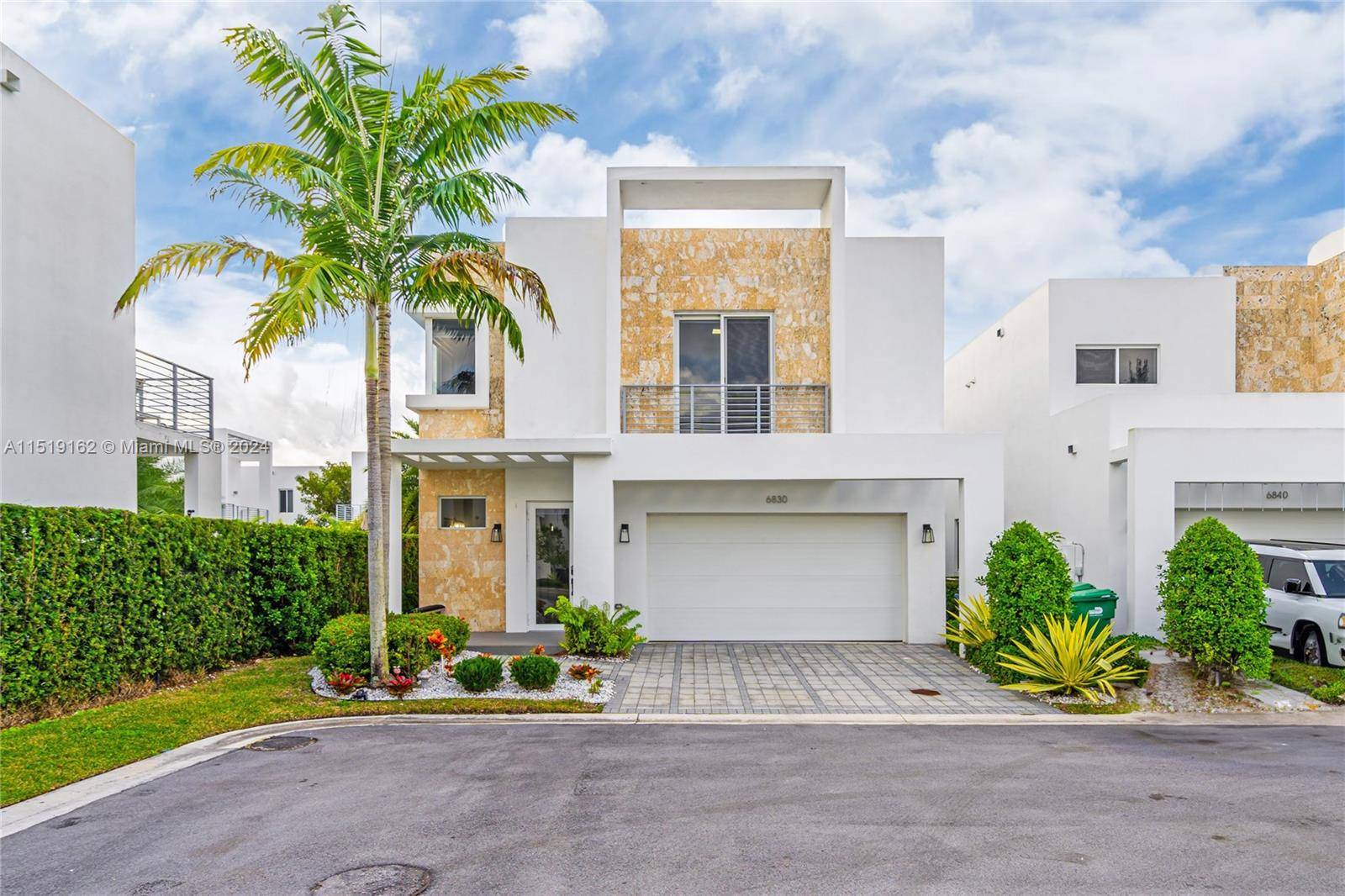 Gorgeous single family house in a modern and gated community Neovita, with a lot of lighting and open layout, elegant kitchen with stainless steel appliances and quartz countertop, porcelain tile ...