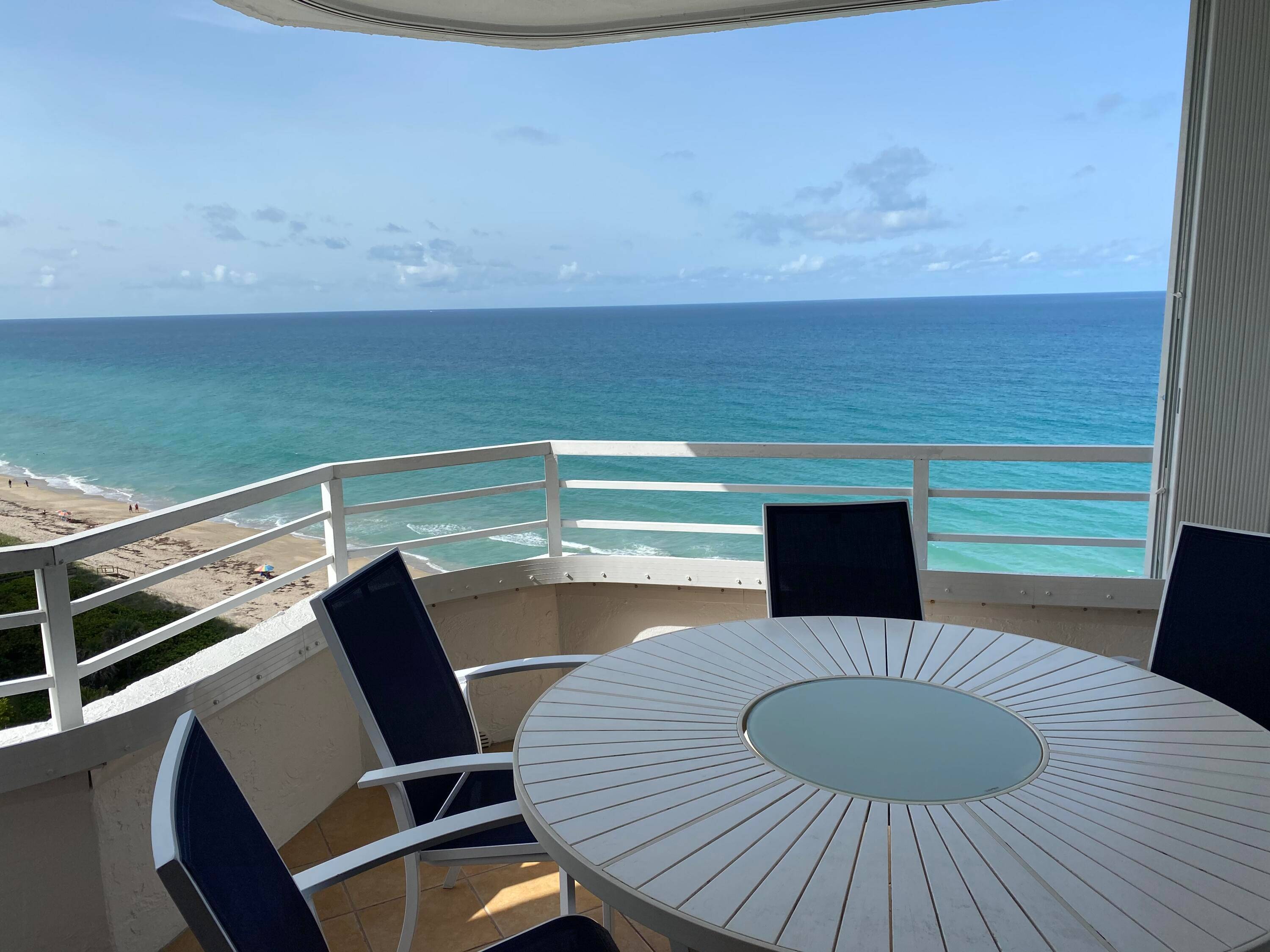 AVAILABLE FOR April June 2024 GORGEOUS CORNER OCEAN RIVERFRONT WITH STUNNING VIEWS This large 3 bedrooms, 2 bathrooms condo with an open floor plan has been completely remodeled with a ...