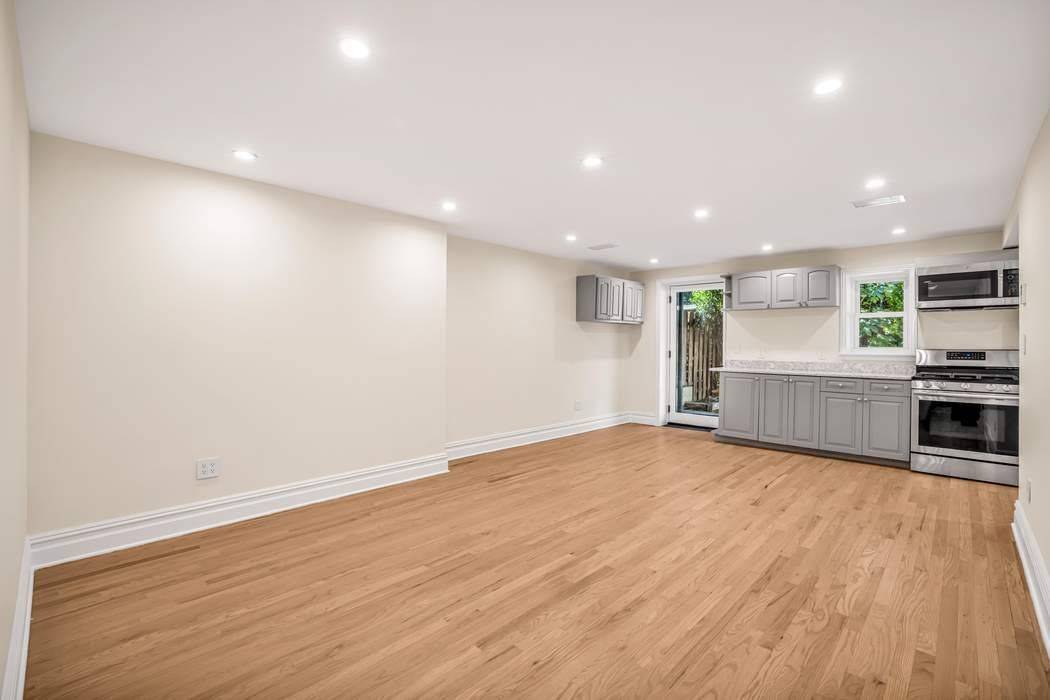 FIRST SHOWINGS amp ; OPEN HOUSE IS TUESDAY, OCTOBER 28th BETWEEN 4 30PM 6 30PM Located on a picturesque tree lined street in the heart of Cobble Hill, this charming, ...