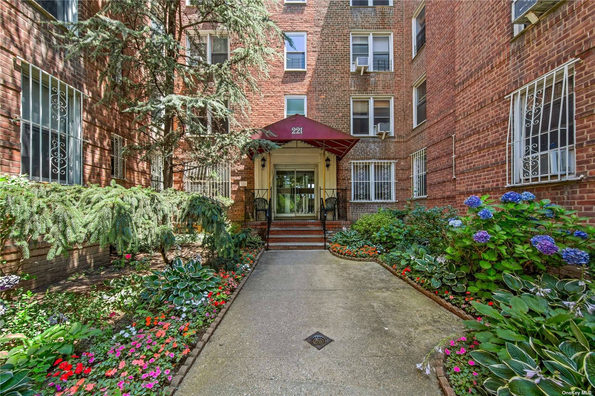 Discover the perfect blend of modern comfort and urban convenience in this charming 1 bedroom, 1 bathroom corner apartment nestled in the heart of Windsor Terrace.