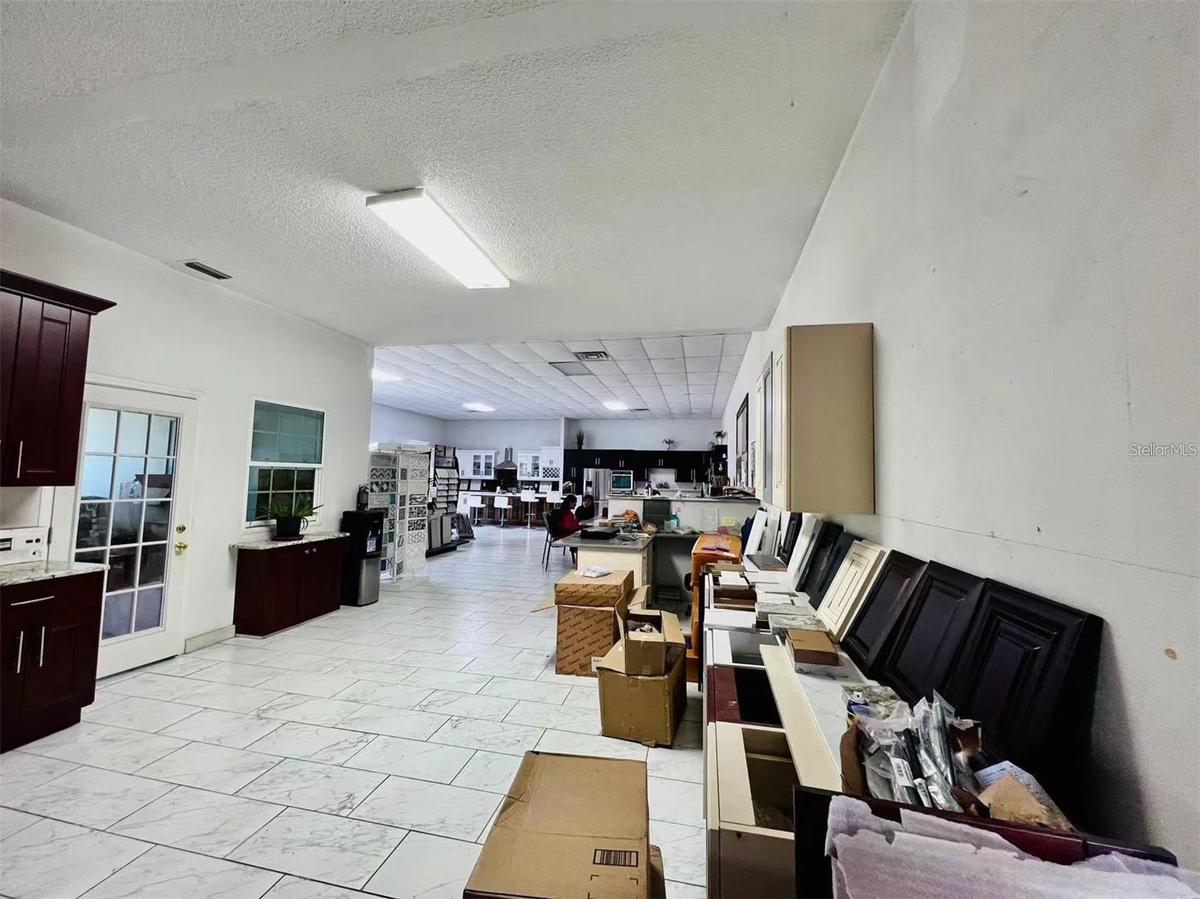 showroom with AC and the tenant can use most of the space.