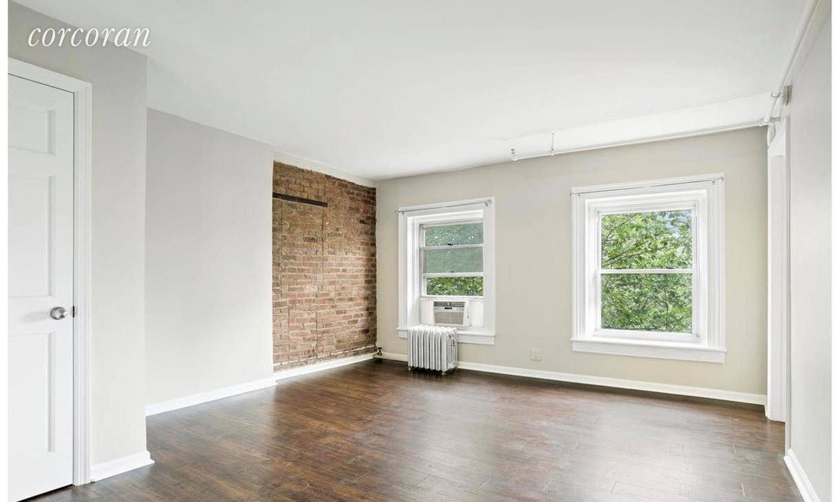 This RENOVATED JUNIOR ONE BEDROOM apartment is located in a beautiful brownstone next to Fort Greene park.