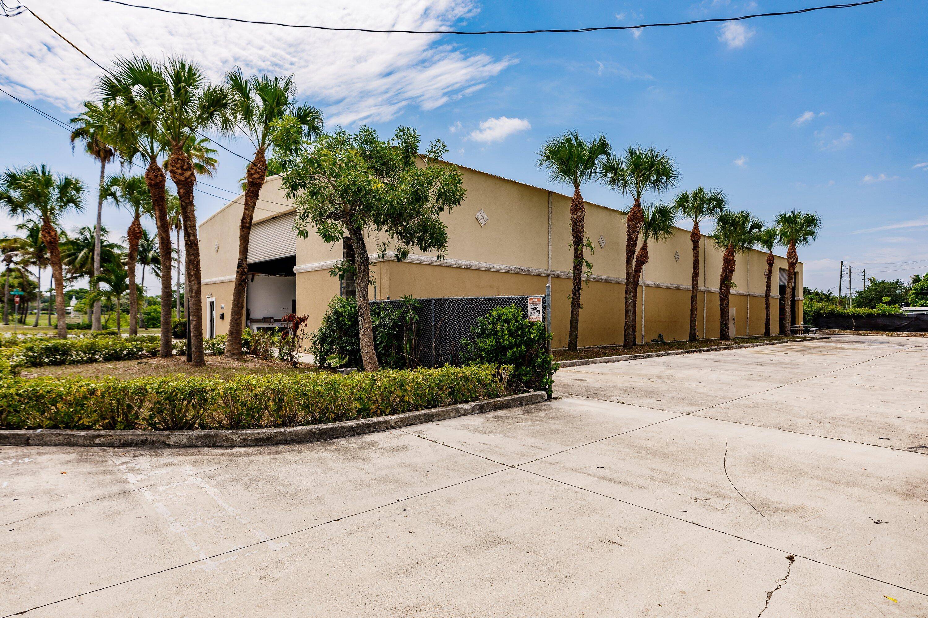 Unique opportunity to purchase the only free standing warehouse on a major rd in the Delray Boynton area.