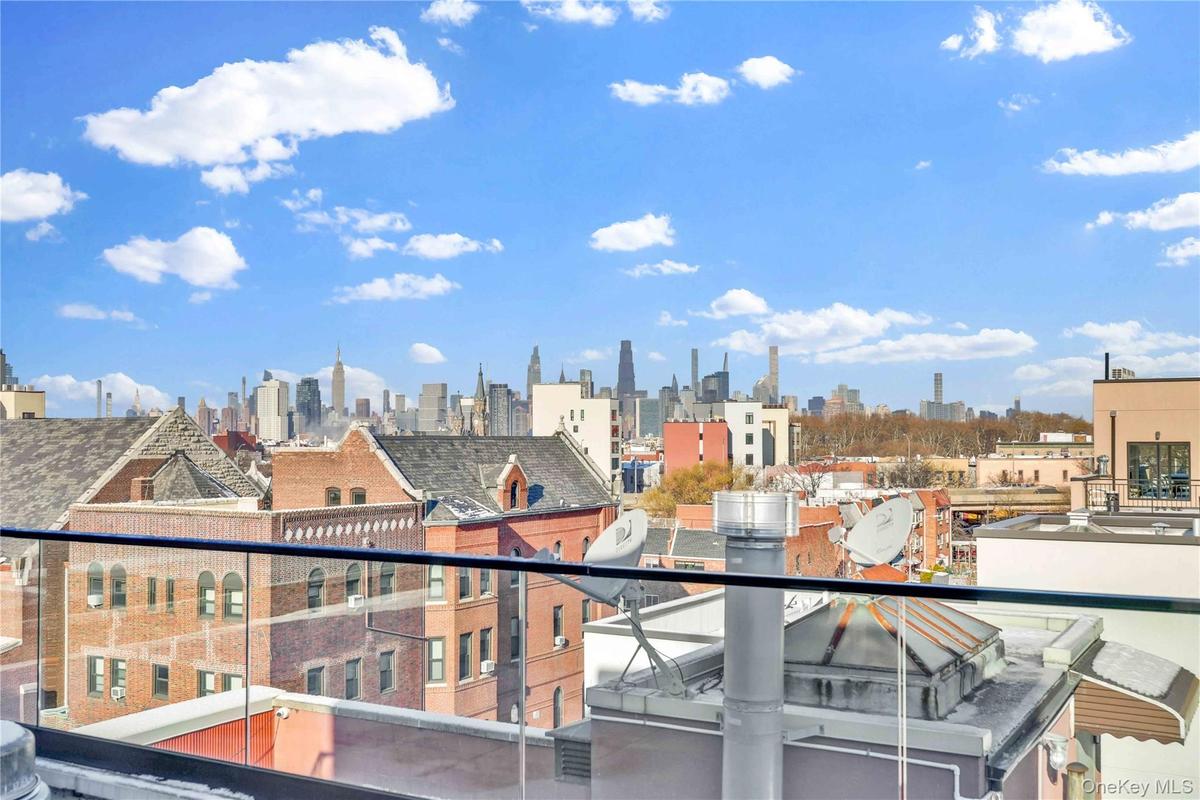 Balcony featuring a skyline view