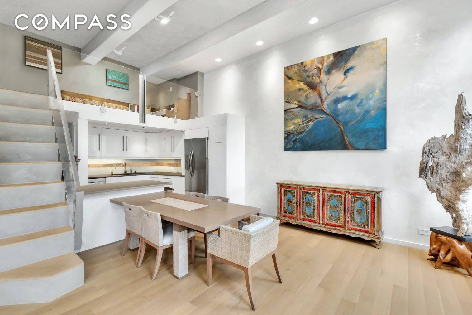 ARCHITECTURALLY STUNNING LOFT SPACE ON UPSCALE FIFTH AVENUE, ?