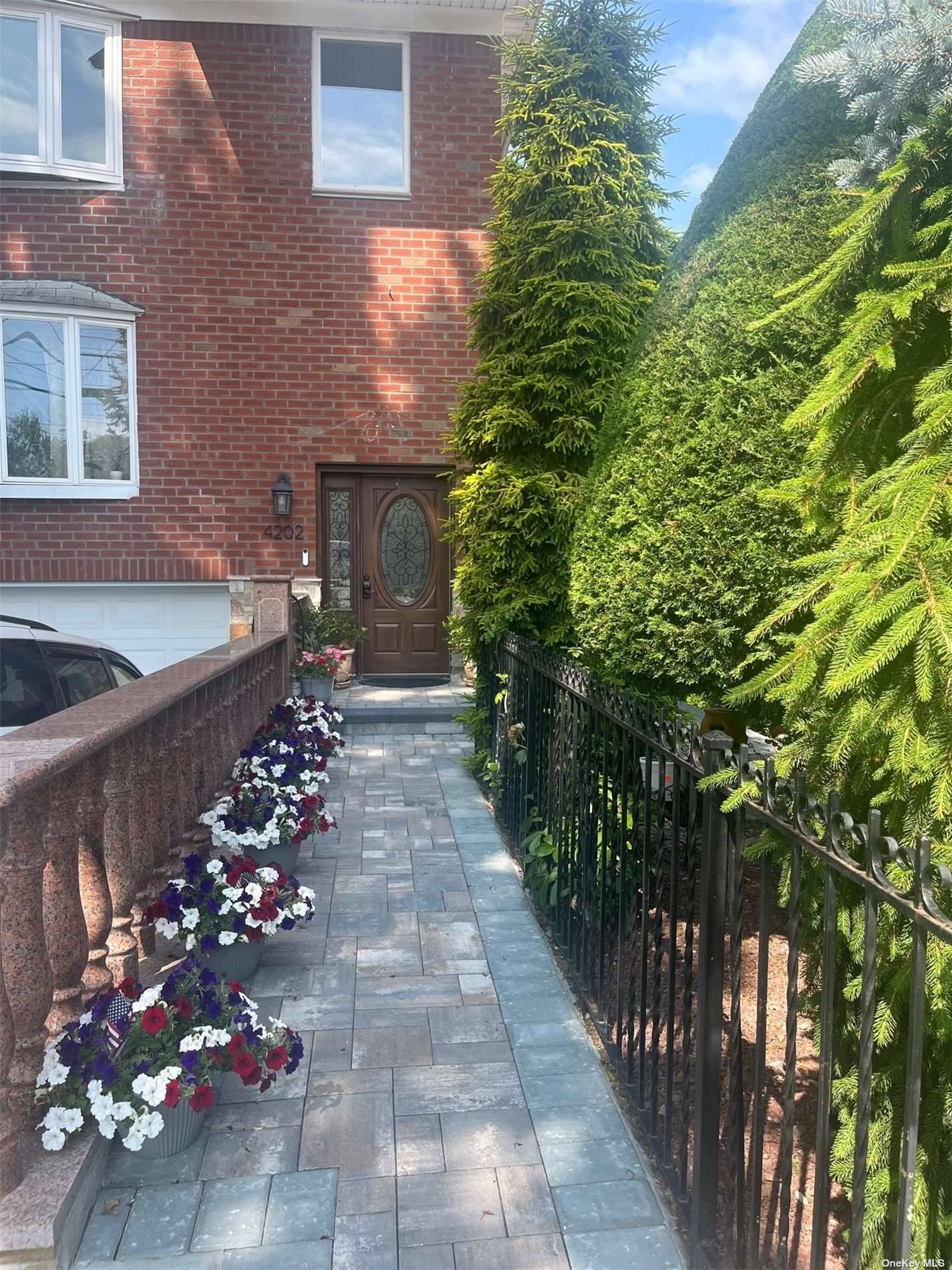 Light amp ; Bright is this freshly painted 3Br, 2 Bath apartment with New Eat in Kitchen, Brand New Stainless steel appliances, CAC, is located close to LIRR, Schools, Shops, ...