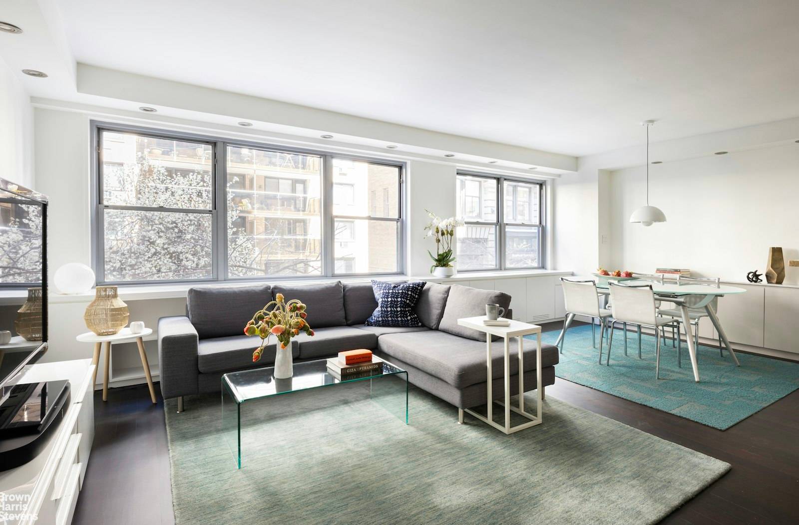 Welcome to the epitome of urban luxury living at the Parker Gramercy in Flatiron, where two distinct worlds of comfort and convenience merge seamlessly.