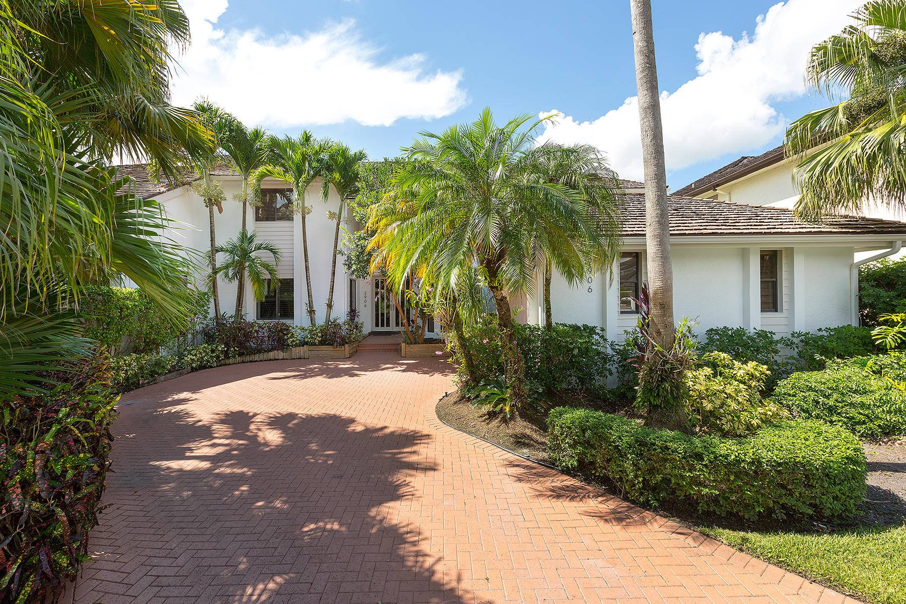 Perfect opportunity to rent a newly renovated estate home in Palm Beach Polo.