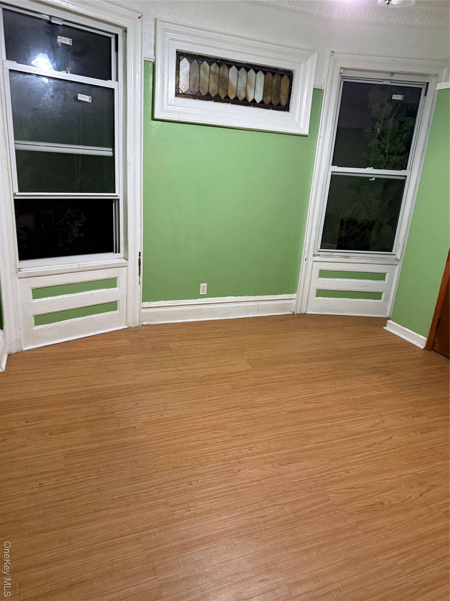 Spacious 3 Bedrooms, Living Room, Kitchen and 1 full bathroom om 1st floor