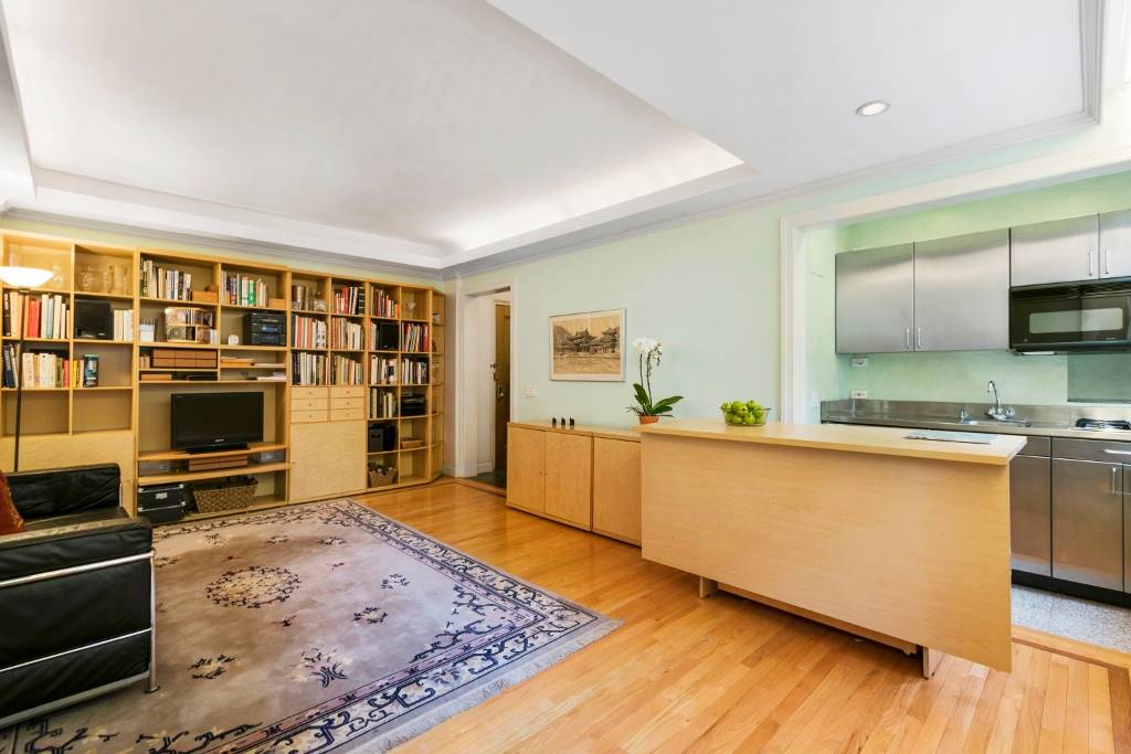 Move right into this spacious one bedroom, one bath home on lower Fifth Avenue.