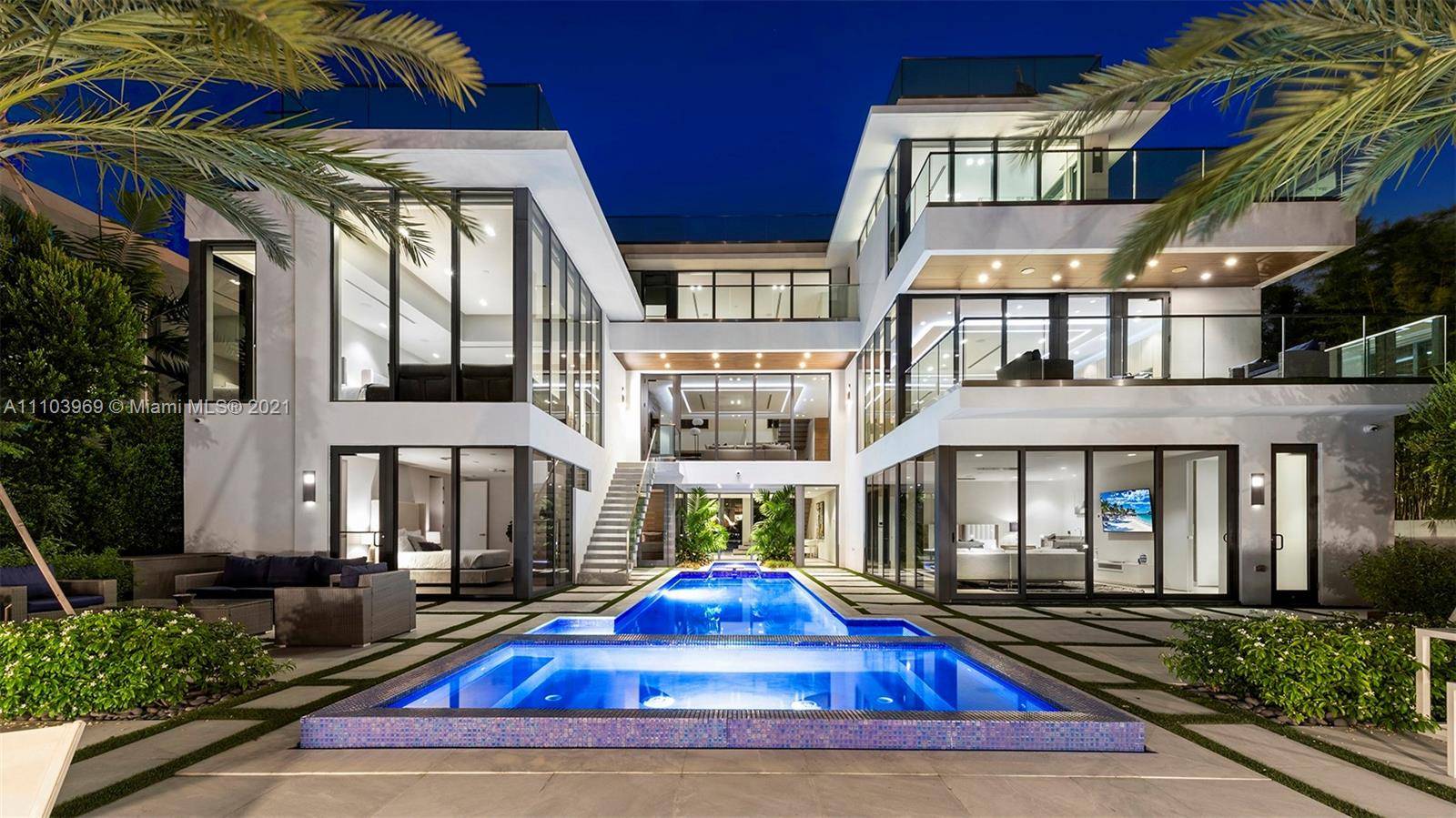 This Ultra Modern three story residence w rooftop solarium is just steps off Las Ola's and a 2 minute walk from all the Fabulous Restaurants and shops.
