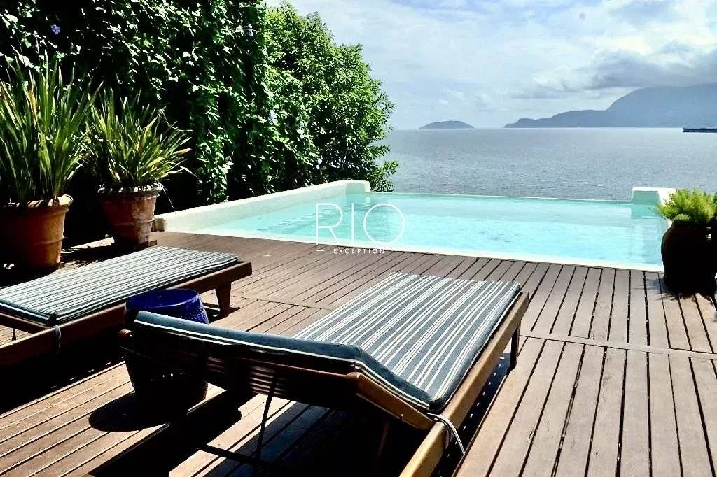 Ilhabela, magnificent villa of 460 sqm in the heart of a tropical garden by the sea !