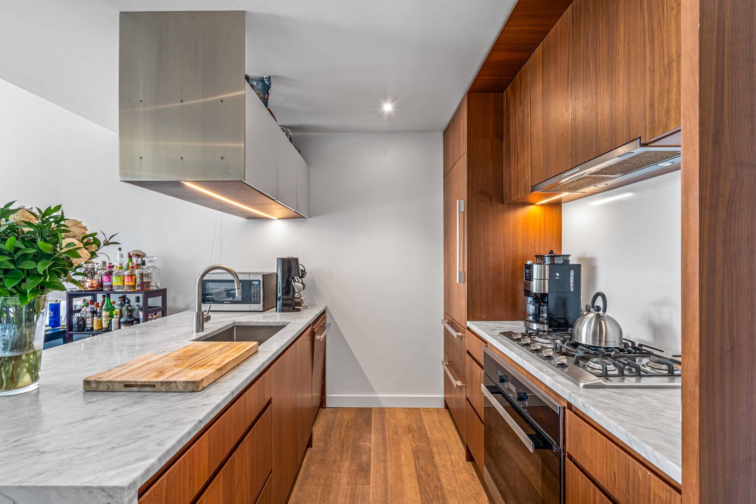 Corte 6I Serene South Facing Sanctuary in LIC Welcome to Residence 6I at Corte, a 704 square foot one bedroom home designed for those who value calm, comfort, and style.