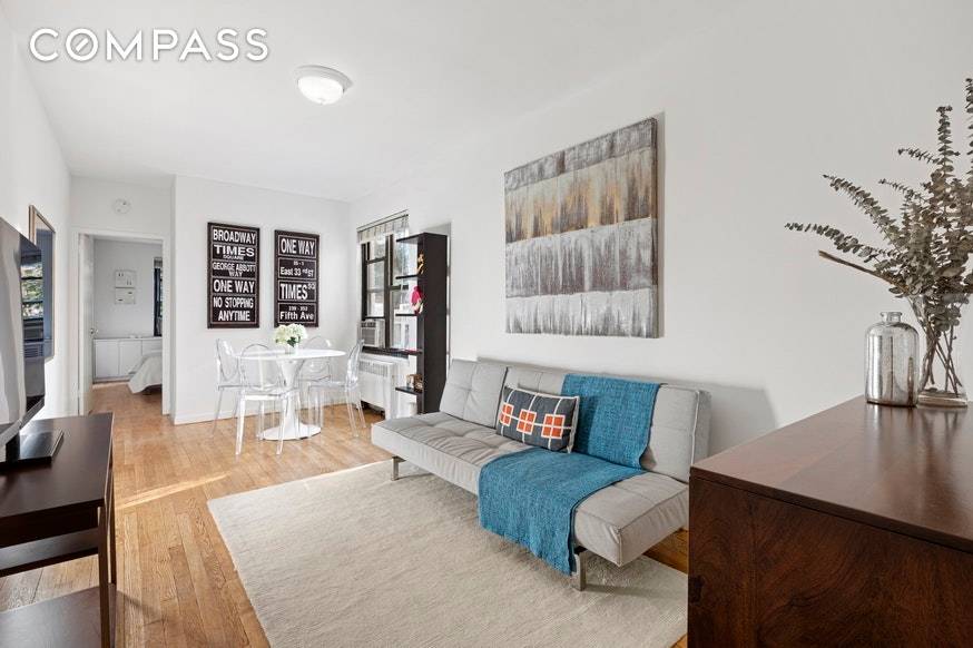 Residence 1T is a quiet true 1 bedroom in the heart of Chelsea.