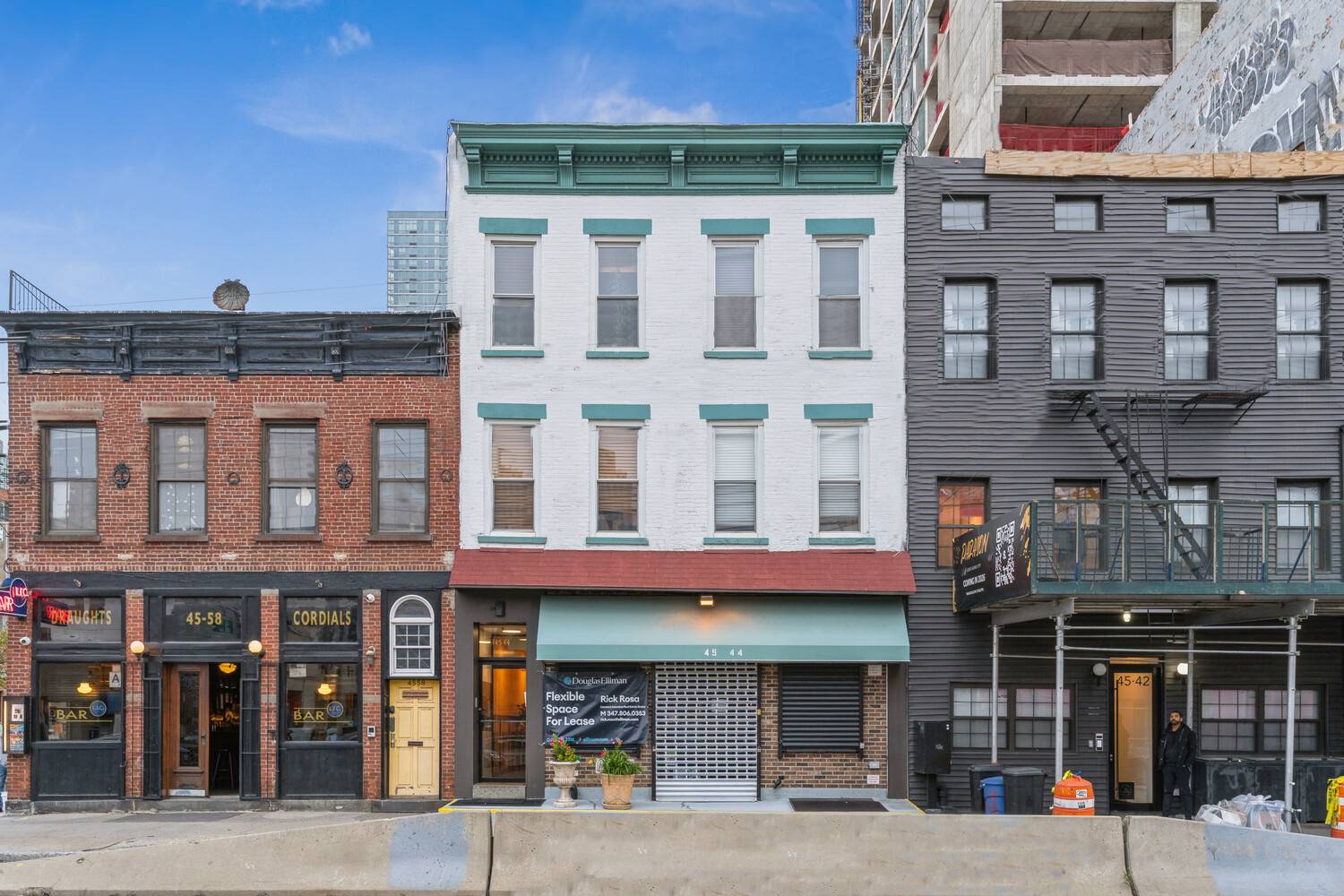 VIRTUAL TOURS AVAILABLE PROPOSED ZONING UPGRADE OneLIC INVESTMENT OR REDEVELOPMENT OPPORTUNITY MIXED USE FIVE UNIT BUILDING Located in the heart of Hunters Point with frontage on Vernon Boulevard, this mixed ...