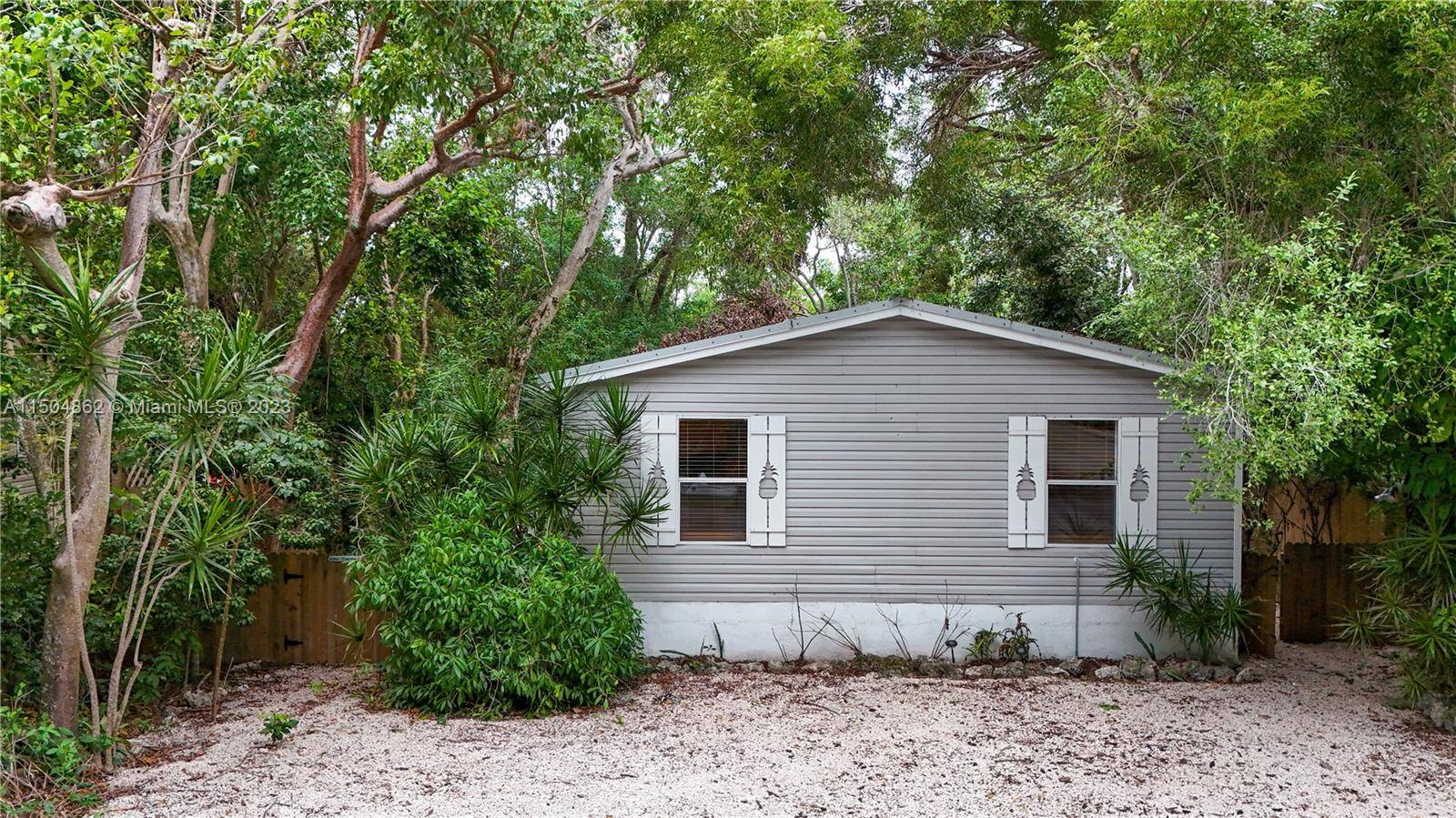 BEAUTIFUL 3 BEDROOMS 2 FULL BATHS Home CONVENIENTLY LOCATED IN UPPER KEY LARGO.