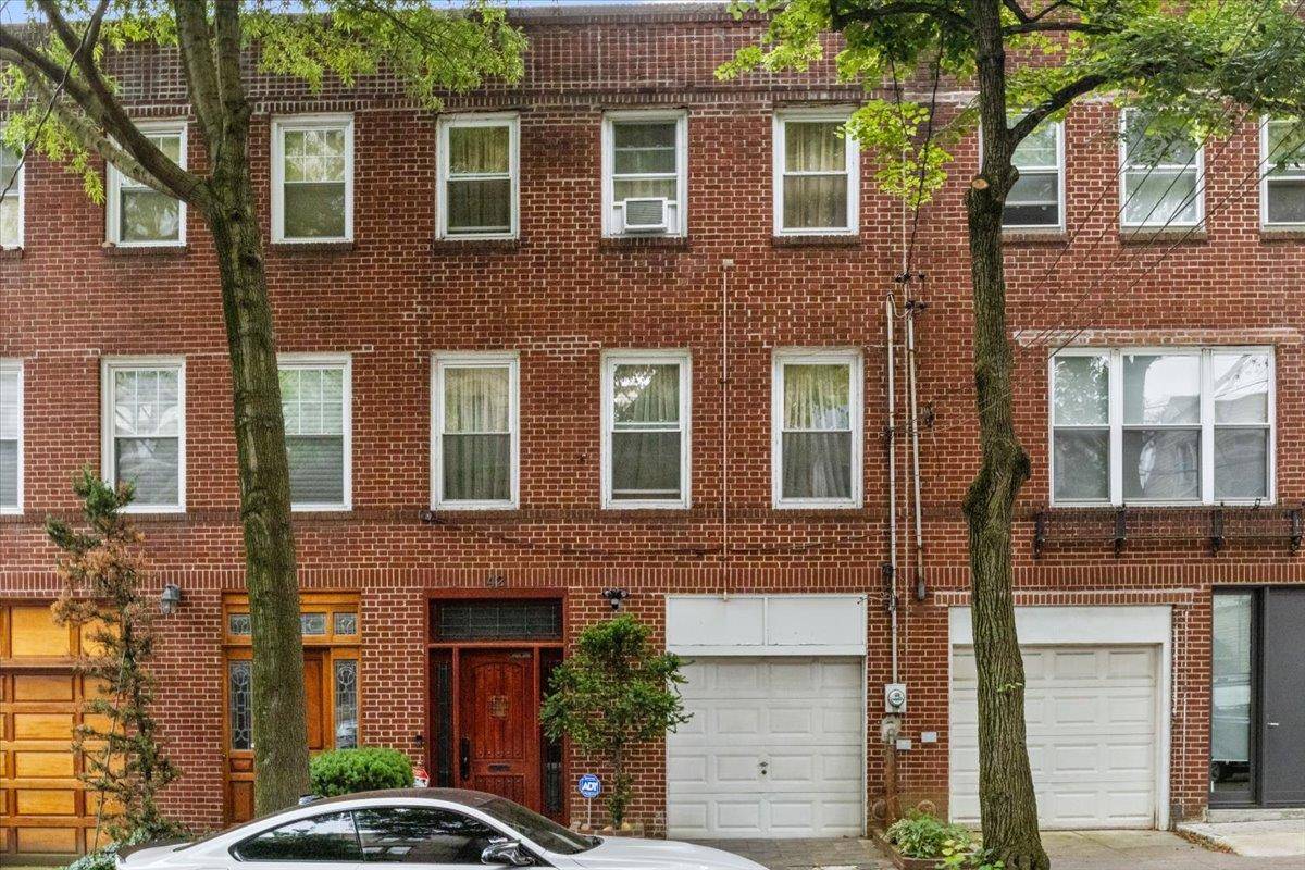 Elegant townhome peacefully positioned in the west Bronx area of Marble Hill, a Manhattan neighborhood separated in 1895 by the construction of the Harlem Ship Canal unifying the Hudson and ...