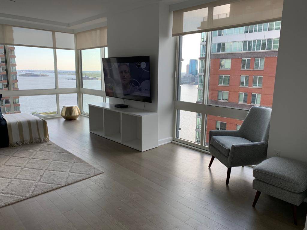 Gorgeous 3 Bedroom, 2 bathroom penthouse apartment with fantastic down town views.
