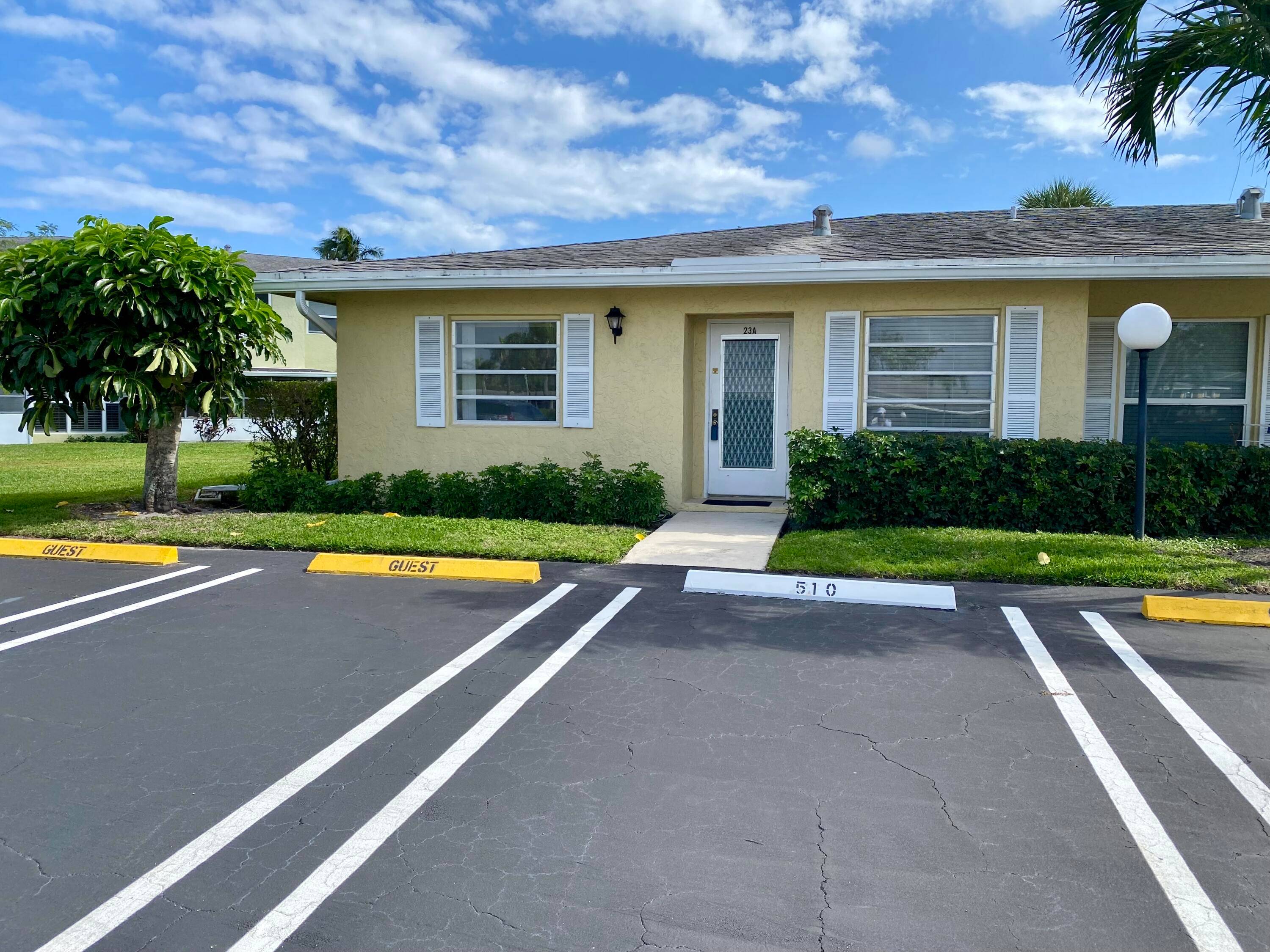 PINES OF DELRAY. 2 bedroom 2 bath 1167 square foot CORNER VILLA with a rarely available 318 square foot wrap around screened patio with the sought after SOUTHEAST EXPOSURE.