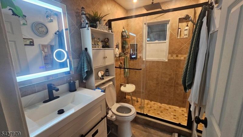 Modern full bath floor 1