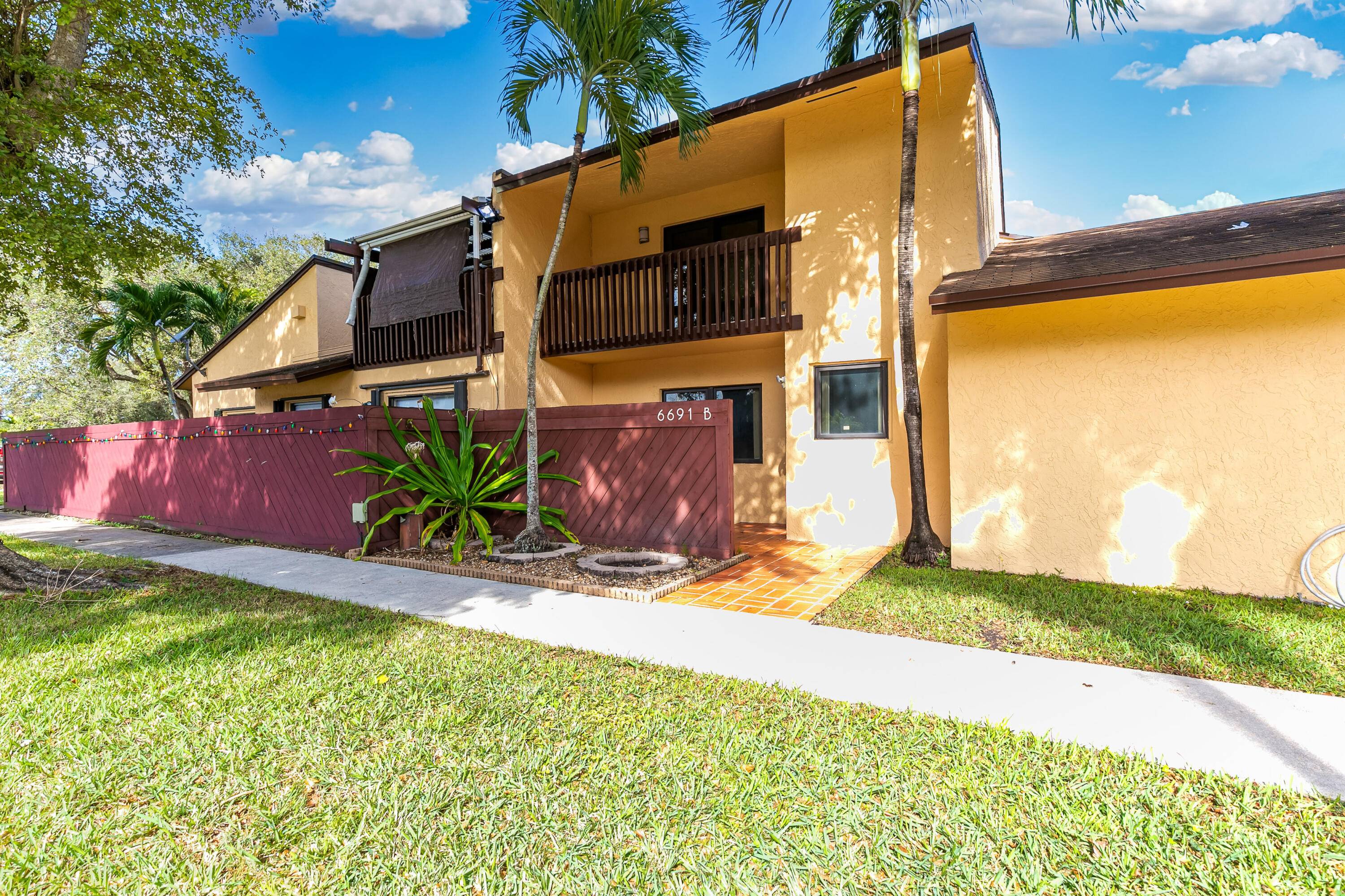 Beautifully upgraded 2 story, 3 bedroom, 2.