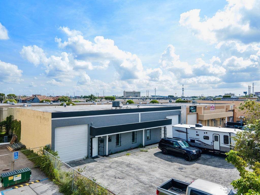 Introducing a remarkable warehouse in the thriving Miami Hialeah Gardens area, strategically located near the airport.