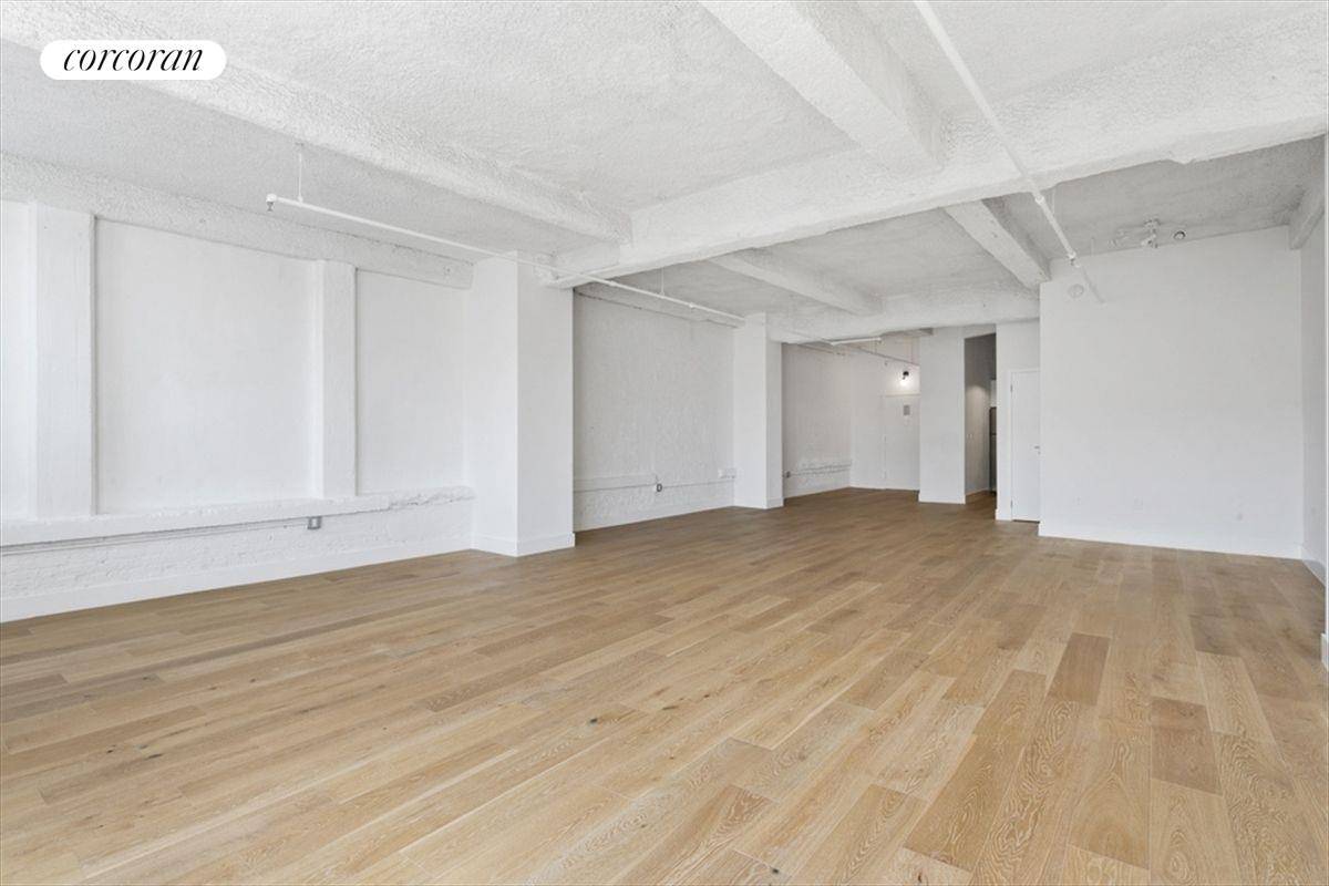 No Fee TRUE ARTIST LOFT Huge 1100sf Gallery Loft with eat in kitchen just ready to be designed by you !