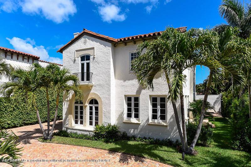 Full of charm ! Renovated house in historic El Cid lake block four bedrooms, chef's kitchen, separate dining room, all new bathrooms and very private backyard with a pool.