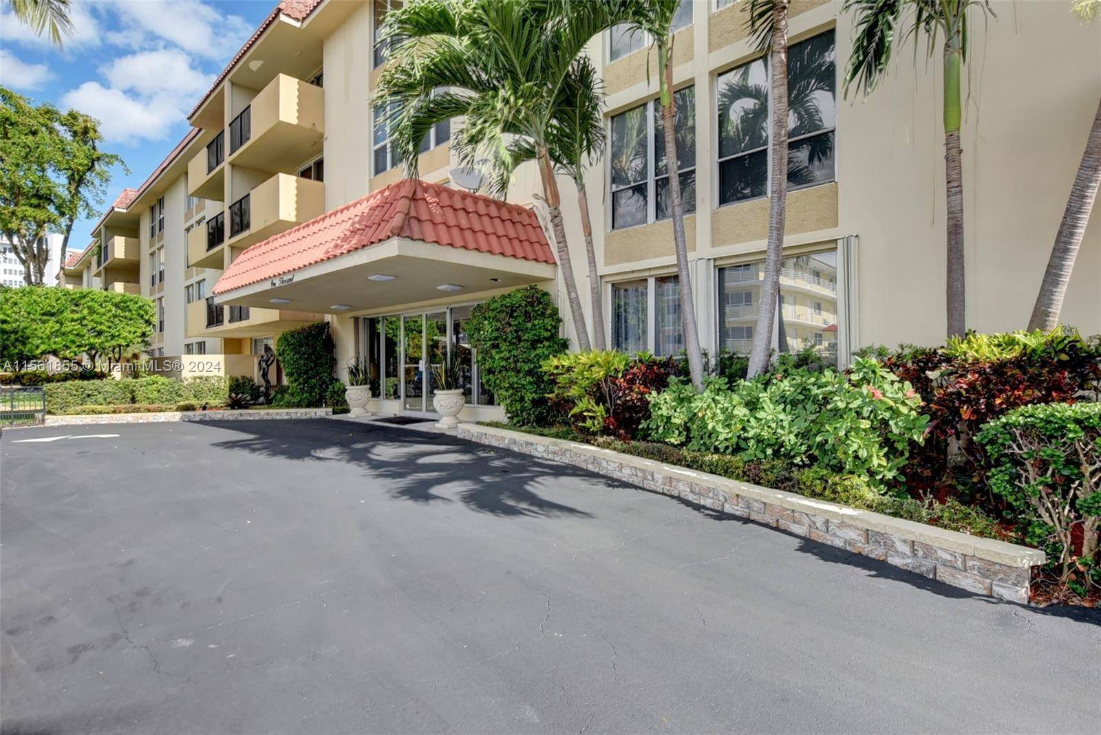 Prime location. Rarely available 2BD 2BA condo located in East Boca just 3 short blocks to the Beach.