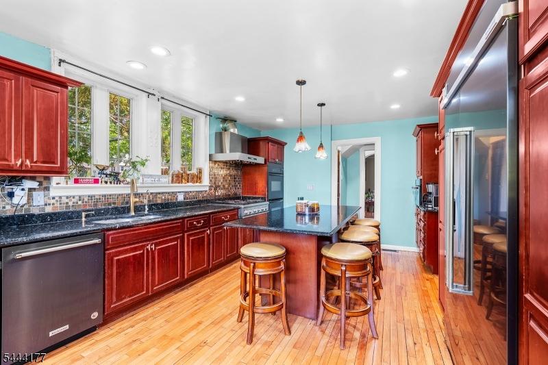 EAT IN KITCHEN!