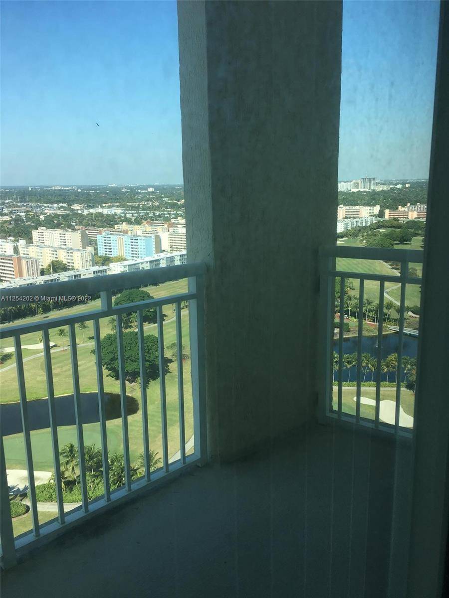 Huge 1 Bedroom, 1 and 1 2 Bathroom at the desirable area of Hallandale Beach.