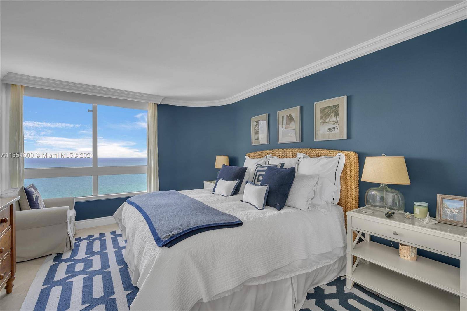 Enjoy the Ocean and Intracoastal Views from this luxurious unit in Miami Beach !