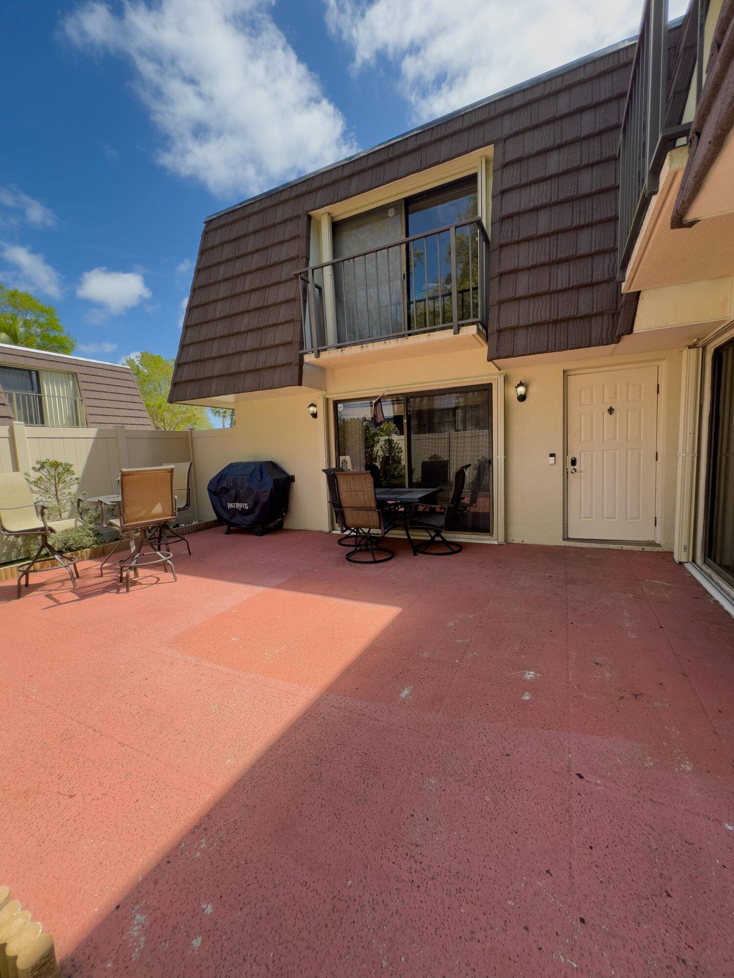 Beautifull townhouse in the highly desirable community of Sandalwood Lakes, centrally located.