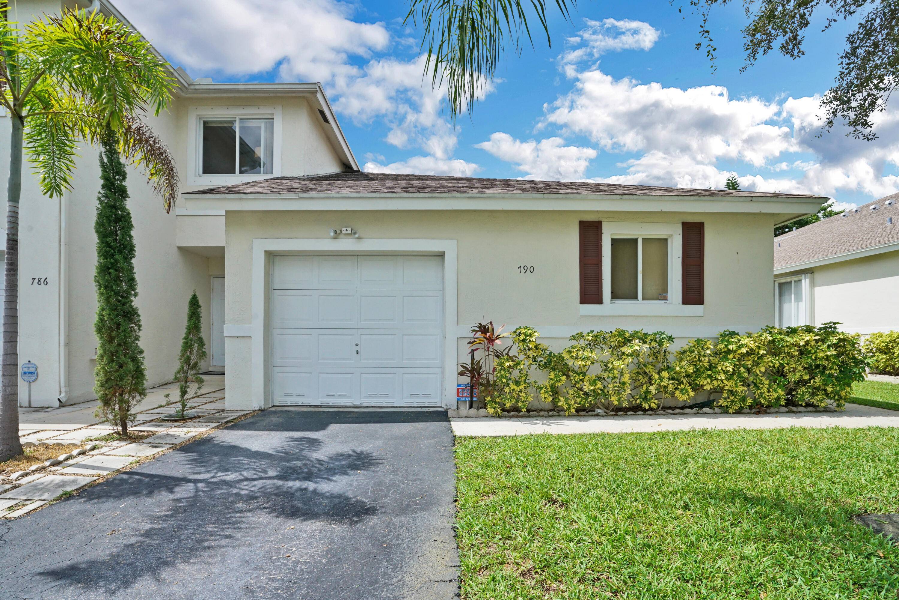 Beautiful, bright, spacious 2bedroom 2bathroom Corner Villa with 1 Car attached garage located in desirable Deerfield Beach.