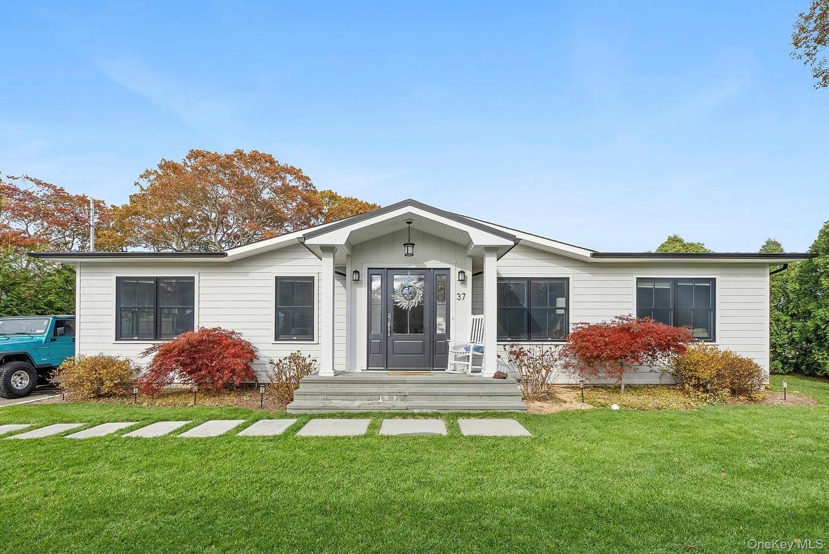 View of front of home featuring a front lawn