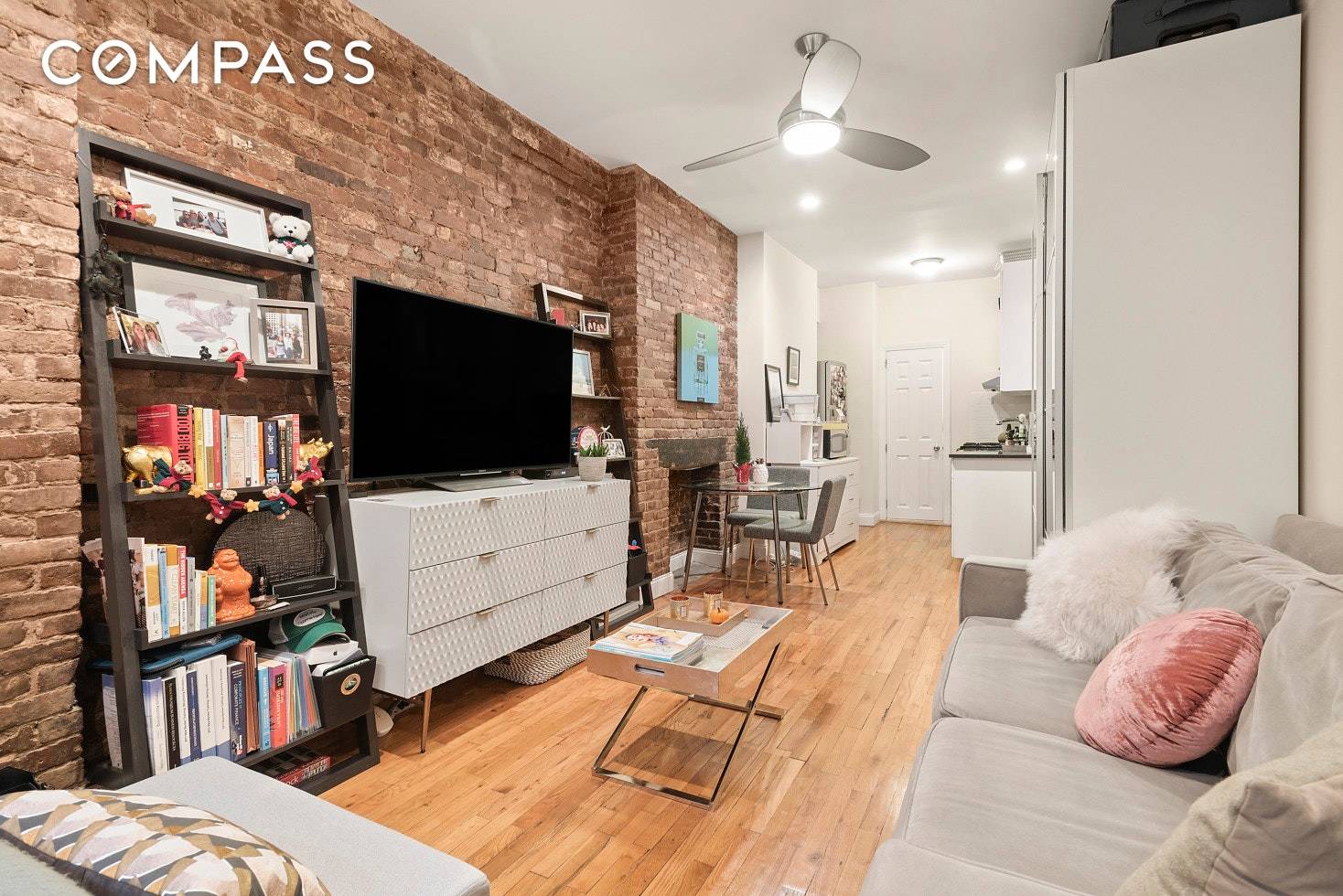 This spacious loft studio is located in the heart of SoHo and is the perfect blend of city living and natural oasis.